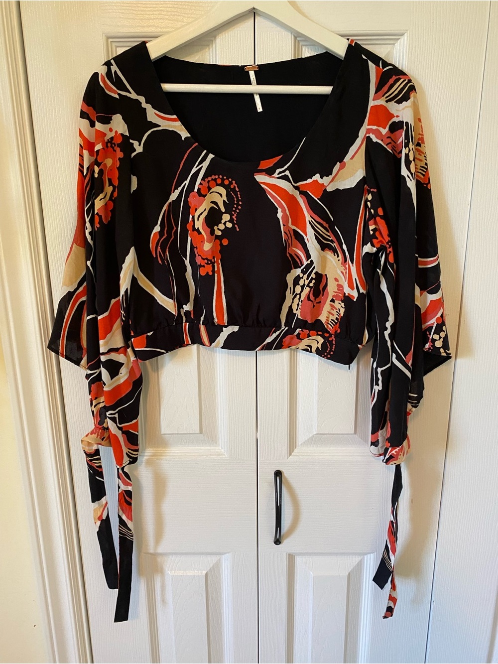 Free People Cropped Blouse Bell Sleeve with tie Side zip abstract print  Size 8